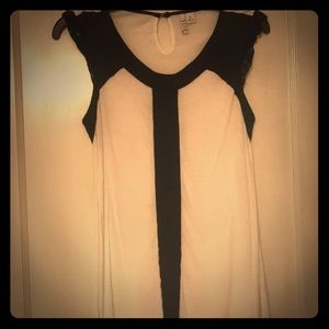 Great condition black and white Elle top!